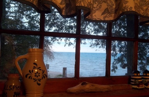 Deckerville Cottage | Come have fun on the beach! Right on Beautiful Lake Huron! Only 9 steps down!