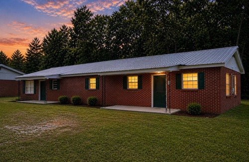 Camden Apartment | Comfort first! Enjoy this 3BR one block off Broad St + Lake Dannelly Access