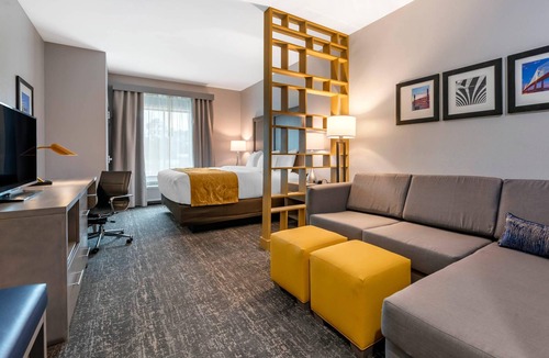 Westside Hotel | Comfort Inn & Suites Jacksonville - Orange Park Near Naval Air Station