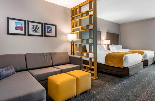 Westside Hotel | Comfort Inn & Suites Jacksonville - Orange Park Near Naval Air Station