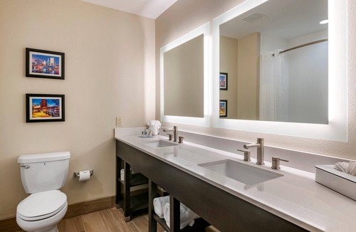 Westside Hotel | Comfort Inn & Suites Jacksonville - Orange Park Near Naval Air Station