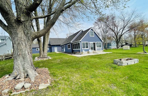 Manitou Beach-Devils Lake House | Comfortable 3-bedroom lake house with AC, WiFi on Devils Lake in Addison, MI.