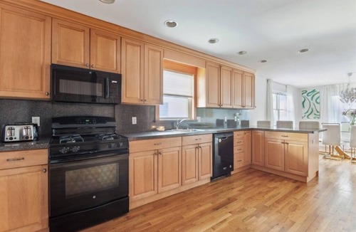 White Plains House | Comfortable 3BR Complimentary Parking Minutes from NYC Ideal for Groups