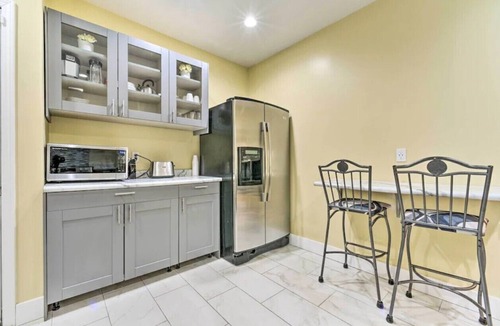 New Center Detroit House | Comfortable Home for Families & Teams, Sleeps 8, Easy Access to Downtown