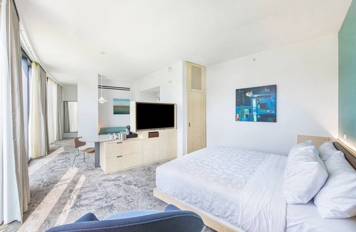 Gainesville Hotel | Comfortable King ADA Room near UF Campus