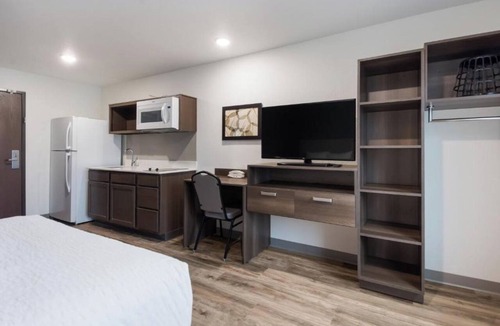 Florida Central Atlantic Coast Hotel | Comfortable Queen Room with Kitchenette – Great for Short Stay or Business Trips