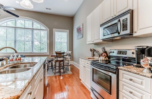 Metropolitan Condo | Comfy-Cozy-Walk to Forsyth Park-King Beds