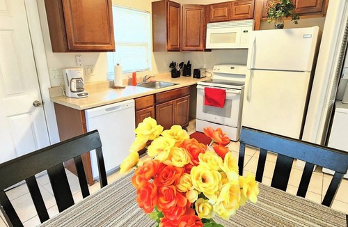 Pine Castle House | Comfy House Minutes from Airport & Near Attractions