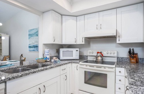 Sarasota Condo | Condo on Quiet Cul-De-Sac | Heated Pool/Spa | Tennis | Putting Green | Short Drive to Beach