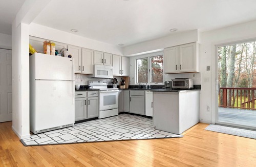 Flanders House | Contemporary Hampton Bays home on one acre of manicured lawn, private pool,.