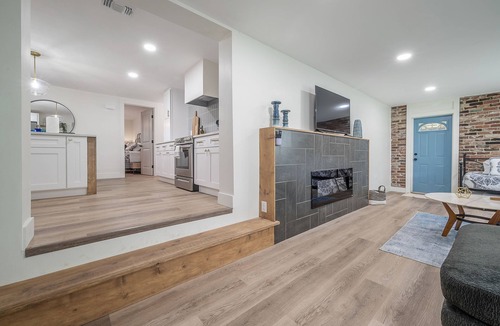 Bearss Plaza House | Contemporary Oaks Heated Pool + HOT TUB!