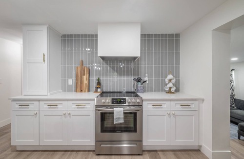 Bearss Plaza House | Contemporary Oaks Heated Pool + HOT TUB!