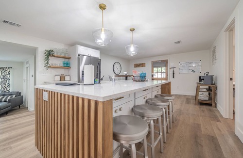 Bearss Plaza House | Contemporary Oaks Heated Pool + HOT TUB!