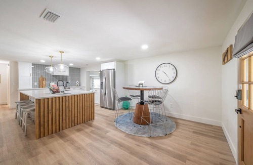 Bearss Plaza House | Contemporary Oaks Heated Pool + HOT TUB!