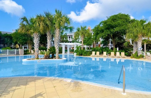 Baytowne Wharf Apartment | Convenient studio close to beach and pier w/WiFi, shared pool, AC