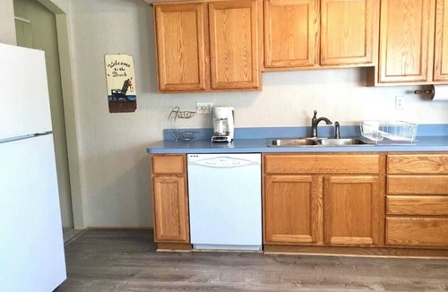 North Cape May House | Cottage Near the Bay 2.5 blocks to beach & Harpoons on the Bay. Available 8-13