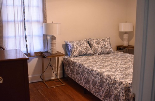 Waycross Cottage | Cottage on Euclid Adorable 2-bedroom cottage with AC in pleasant Waycross
