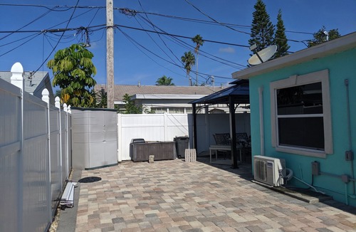 Madeira Beach Cottage | Couples Beach Retreat 5 Min Walk to Madeira Beach. Private Backyard