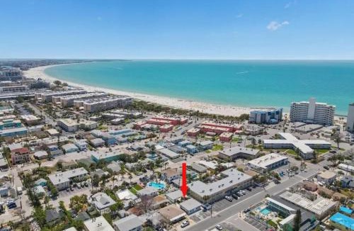 St. Pete Beach Apartment | Covare #5 - Walk to St Pete Beach & Restaurants!