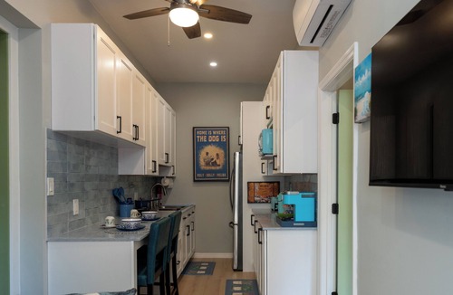 Three Lakes Apartment | Cozy 1-bedroom apartment in charming west Kendall with AC, pool and lake