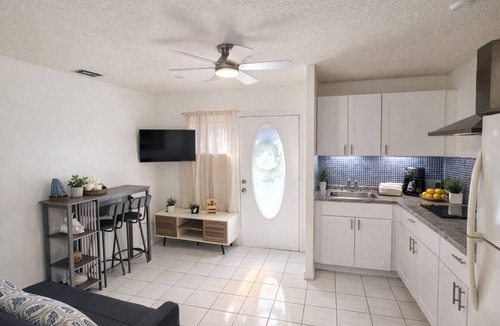 Coral Way Apartment | Cozy 1-bedroom apartment in pleasant Miami with AC
