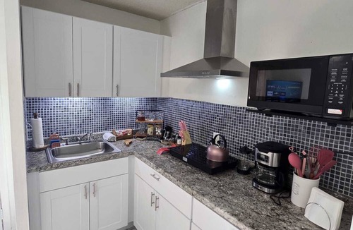 Coral Way Apartment | Cozy 1-bedroom apartment in pleasant Miami with AC