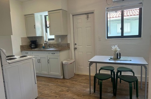 The Roads Apartment | Cozy 1-bedroom apartment in pleasant Miami with AC