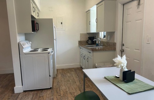 The Roads Apartment | Cozy 1-bedroom apartment in pleasant Miami with AC