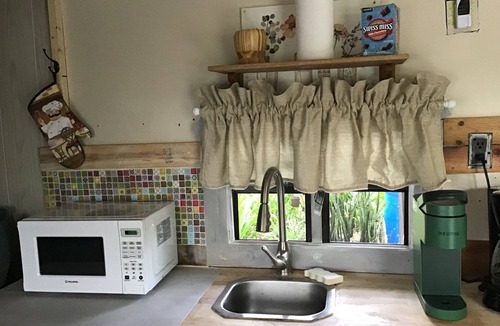 Temple Crest House | Cozy 1-bedroom caravan in charming Tampa with AC and fitness room