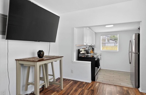 Ballast Point House | Cozy 1-bedroom house in lovely Tampa with AC - 2706C
