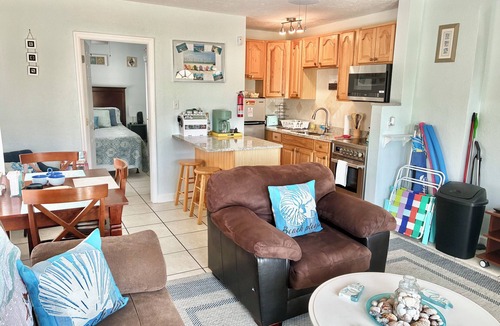 Madeira Beach Apartment | Cozy 1-bedroom on Gulf Blvd Madeira Beach, 5 min walk to John’s Pass