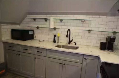 Forest Hill Apartment | Cozy 2-bedroom apartment in brilliant Newark with AC