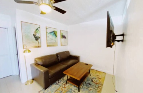 Coconut Grove Apartment | Cozy 2-Bedroom Apt w/Parking in Coconut Grove