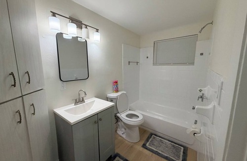 University House | Cozy 2-bedroom house in lovely Tampa with AC