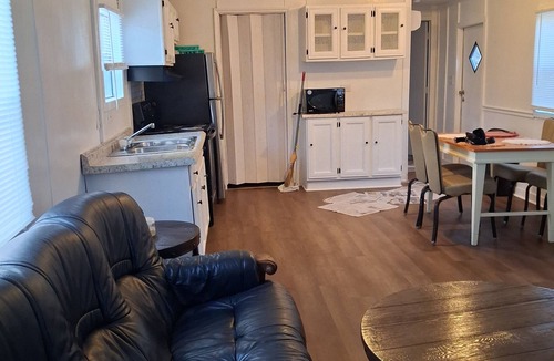 Rupert House | Cozy 2-bedroom mobile home in soothing Oglethorpe with AC coin laundry. No pets
