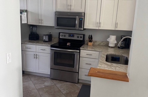 Jupiter Village Villa | Cozy 2-bedroom villa in beautiful Jupiter with large fenced in backyard!