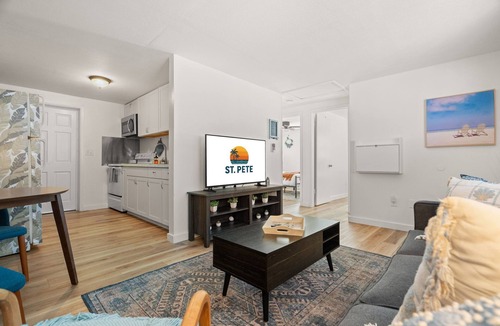 St. Petersburg House | Cozy 2BR, 10 min to Downtown & Beaches. Fenced Yard + Hammock