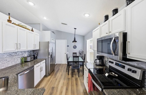 South Pointe of Tampa House | Cozy 2BR Riverview home with adjustable beds, a private fenced backyard, screened lanai, fully stocked kitchen, and garage parking. Conveniently located near Tampa, shopping, dining, and local attractions.