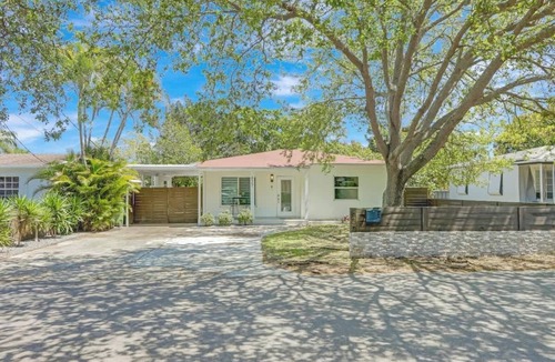 Hallandale Beach House | Cozy 2BR w/BBQ, Patio & Mini Basketball Court