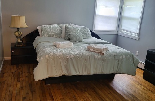 North Bay Shore House | Cozy 3-bedroom house in fabulous North Bay Shore with AC