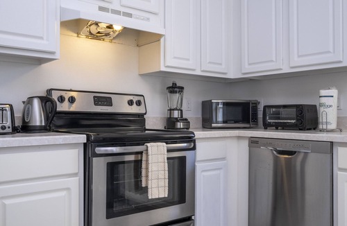 Indian Point House | Cozy 4-bedroom house /Near Disney with BBQ Grill & Pool
