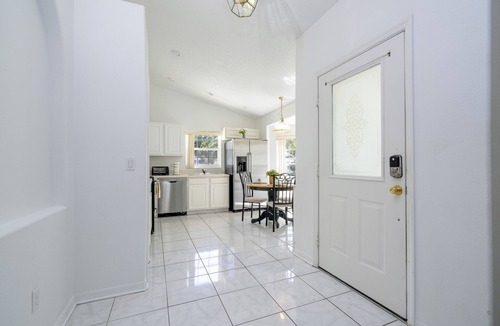 Indian Point House | Cozy 4-bedroom house /Near Disney with BBQ Grill & Pool
