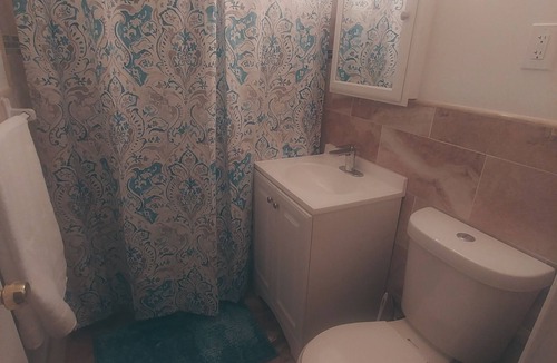 Williamsbridge House | Cozy Ambience is close to Pelham Park, Bay Plaza Mall, Dave and Buster,