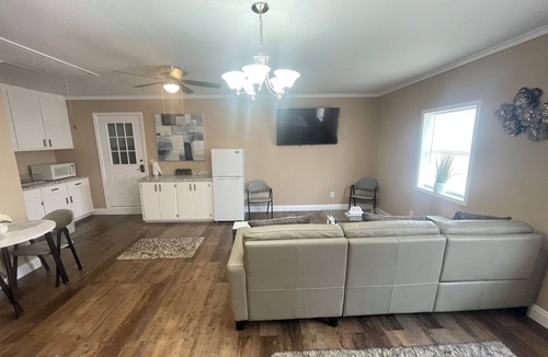 Marianna Apartment | Cozy and modern front water View 1-bedroom apartment in charming Marianna Fl