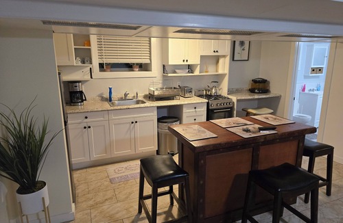 Woodlawn Heights Apartment | Cozy apartment with AC in awesome, quite Bronx neighborhood