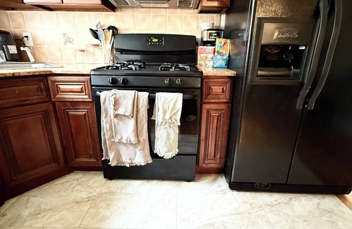 Greenville Apartment | Cozy & Bright Retreat 23 Min to NYC Free Parking