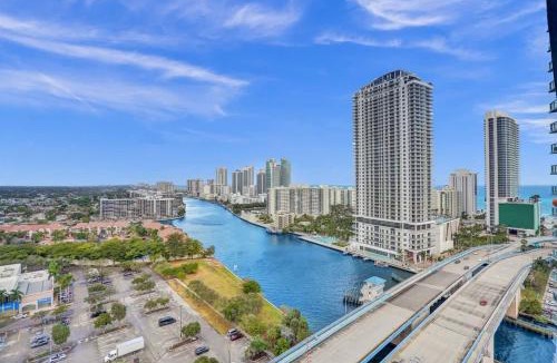 Hallandale Beach Hotel | Cozy Canal View Studio Private Balcony Pool 2208