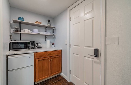 New Port Richey Apartment | Cozy & Charming Studio Close to Downtown