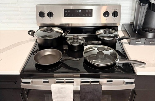 Belleville Apartment | Cozy Chic 1 Bdrm King Suite - mins to NYC, MetLife