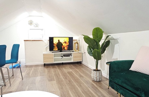 Irvington Apartment | Cozy , Clean and Welcoming Treasure Trove 2bed apt in Union/Irvington near NYC